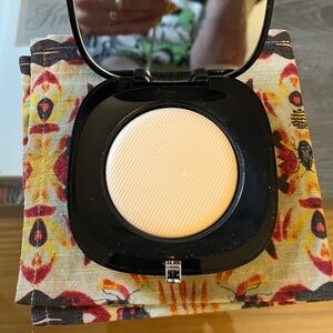 Marc Jacobs 200 Ivory Bisque Perfection Powder Featherweight Foundation